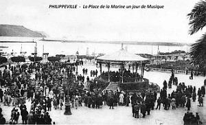 2955- Philippeville - Place de la Marine un jour de Musique